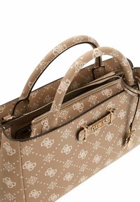 Sac à main synthétique beige avec une finition texturée, présentant un motif de logo répétitif, deux poignées et des accents en métal doré.
