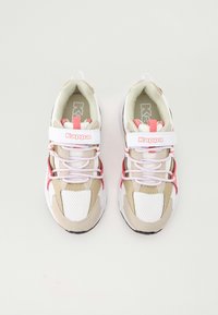 Bežīgas un baltas sneakers ar rozā akcentiem, izgatavotas no sieta un sintētiskām materiālām, ar auklām un velcro siksniņu, teksturēta zole.