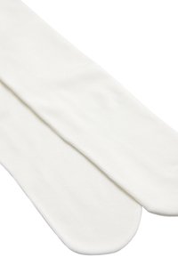 Calcetines de algodón blanco con una textura suave y un puño acanalado, que cuentan con una puntera sin costuras y un diseño simple y despejado.