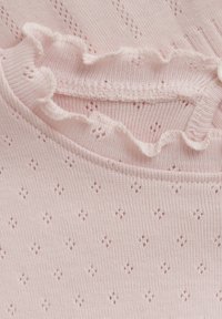 Lyserosa strikket topp med rynket halslinning, intrikate diamantmønstre og små knappedetaljer. Myk tekstur, uformell design.