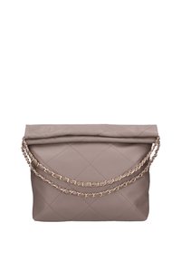 Clutch in pelle taupe trapuntata con chiusura a ribalta e due catene in metallo dorato. Texture liscia con forma rettangolare.