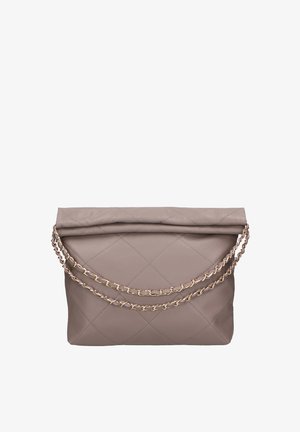 Clutch in pelle taupe trapuntata con chiusura a ribalta e due catene in metallo dorato. Texture liscia con forma rettangolare.