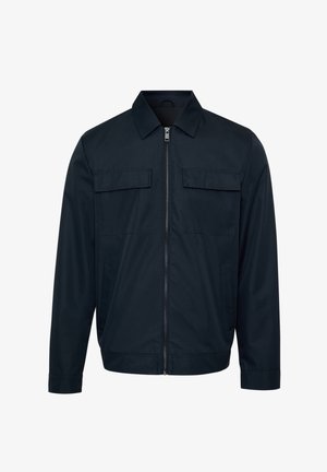 Chaqueta negra con cremallera, mangas largas, cuello puntiagudo y dos bolsillos con solapa en el pecho.