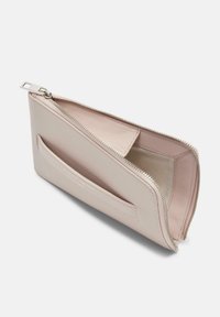 Helle rosa Leder-Geldbörse mit Reißverschluss, verfügt über eine Außentasche und eine glatte Textur, die ein minimalistisches Design und detaillierte Nähte zeigt.