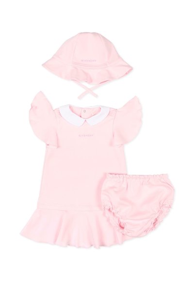 Robe de bébé rose clair avec manches et ourlet à volants, col blanc, bloomer assortis et chapeau de soleil avec liens à nouer.