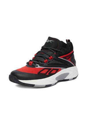 Sort og rød atletisk sneaker med hvid sål, tekstureret greb, mønstrede snørebånd og mærket tunge, vinklet for at vise yderside og front.