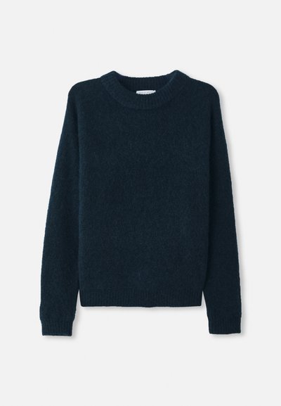 Pull en maille bleu marine foncé avec un col rond, des manches longues et des bords côtelés. Texture douce, design léger et coupe décontractée.