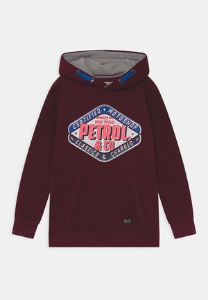Sweat à capuche bordeaux avec doublure grise, poche avant, cordons bleus et logo "Petrol & Co." rouge et bleu sur la poitrine.