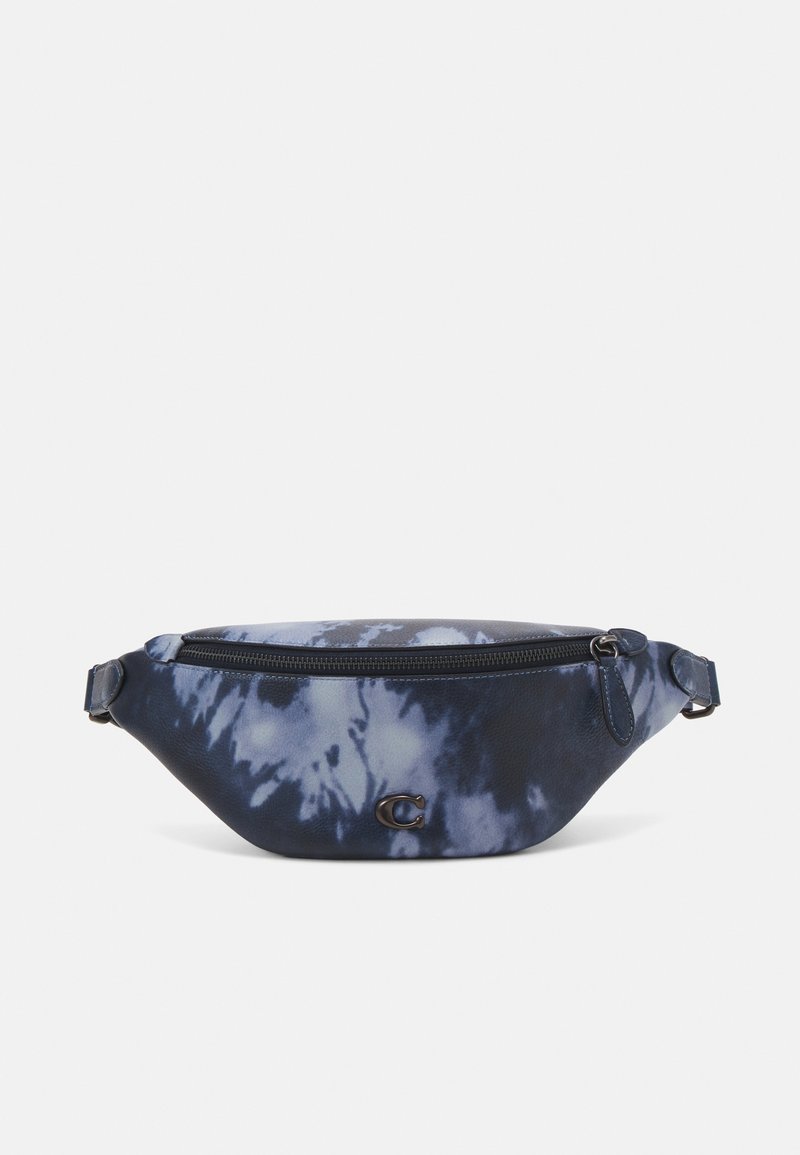 Fanny pack u tamnoplavom tie-dye uzorku s patentnim zatvaračem na vrhu, teksturiranom materijalu i istaknutim logotipom na prednjoj strani.