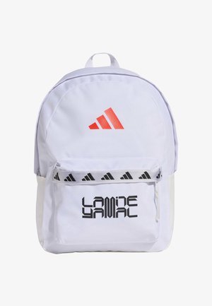 Mochila blanca con un logo de Adidas rojo, un bolsillo delantero con un patrón negro de Adidas en la cremallera y texto negro estilizado debajo.