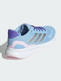 Baskets de sport bleu clair avec des accents violets, des rayures argentées, une tige en mesh texturé et une semelle blanche texturée avec des détails roses.