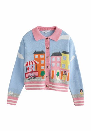Hellblauer Cardigan mit pinkfarbenem Kragen und Knöpfen, mit bunten Gebäuden, einem Fahrrad, Bäumen und kleinen Figuren vorne und an den Ärmeln.