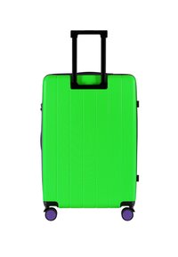 Groene harde koffer met een gestructureerde afwerking. Heeft een telescopische zwarte handvat en paarse accentwielen. Verticale lijnpatroon.