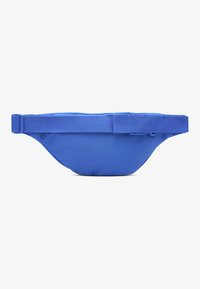 Marsupio blu realizzato in tessuto leggero con una texture liscia, dotato di una tracolla regolabile e di una forma semplice e curva.