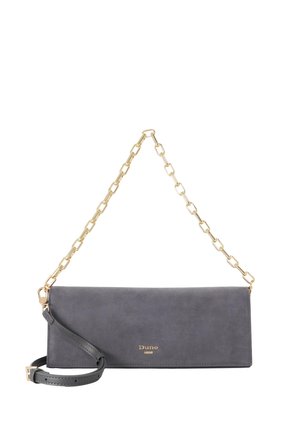 Rechthoekige donkergrijze clutch met gouden kettingriem en klein gouden "Dune" logo aan de voorkant tegen een witte achtergrond.