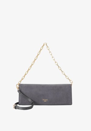 Rechteckige dunkelgraue Clutch mit goldener Kette und kleinem goldfarbenem "Dune"-Logo vorne vor weißem Hintergrund.