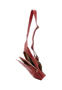 Borsa a spalla in pelle rossa con una consistenza liscia, dotata di due scomparti con zip, una tracolla regolabile e un design minimalista.