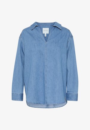 Svetlo modra denim bluza z V-izrezom, dolgimi rokavi in sproščenim krojem. Ima diskretno šivanje in zaokrožen rob. Narejena je iz bombažnega materiala.