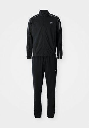 Zwarte Nike tracksuit met een ritsjack met witte accenten en bijpassende broek, gepresenteerd tegen een witte achtergrond.