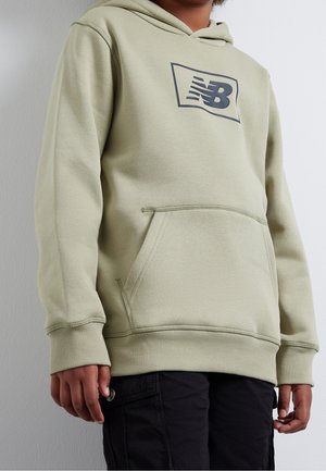 Grüne Kapuzenjacke aus einem Baumwoll-Polyester-Mix mit einer Fronttasche, gerippten Bündchen und einem bedruckten Logo auf der Brust.