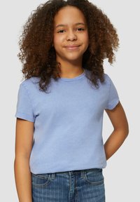 Lichtblauwe katoenen t-shirt met korte mouwen en een ronde hals. Heeft een gladde textuur, casual pasvorm en wordt gecombineerd met denim jeans.
