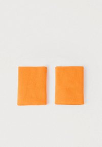 Dwa prostokątne kawałki tkaniny w jaskrawym pomarańczowym kolorze o fakturowanej powierzchni, mające w przybliżeniu ten sam rozmiar, ułożone obok siebie.