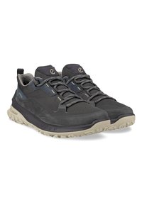 Scarpe sportive grigie con upper in rete e suede, lacci neri testurizzati e suola in gomma tan durevole con battistrada a motivo.