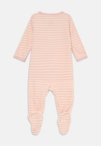 Combinaison en coton rose rayée pour bébé, à manches longues, en matériau doux, avec des poignets côtelés, design avec pieds, encolure arrondie, et une texture de tissu subtile.