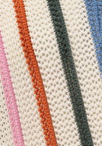 Tela de crochet blanca con rayas verticales texturizadas en hilos de color rosa, naranja, verde oscuro y azul.