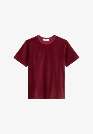Bordeaux katoenen T-shirt met een zachte, gladde textuur, ronde halslijn en korte mouwen. Gemaakt met een eenvoudig, ongecompliceerd ontwerp.