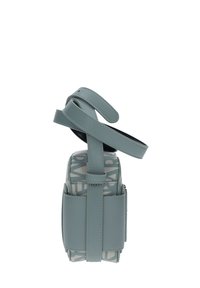 Borsa a tracolla blu chiaro con finitura testurizzata, caratterizzata da un motivo logo a contrasto e spallacci regolabili per portarla a tracolla o sulla spalla.