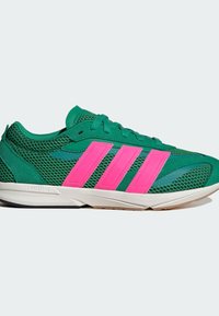 Zelená športová obuv s priedušným zvrškom, ružovými akcentmi a bielou podrážkou. Obsahuje textúrované panely a polstrovaný jazyk.