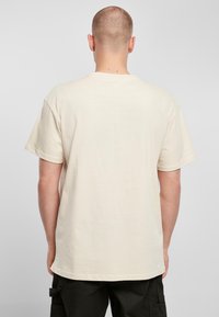 Upscale by Mister Tee T-shirts med print - sand