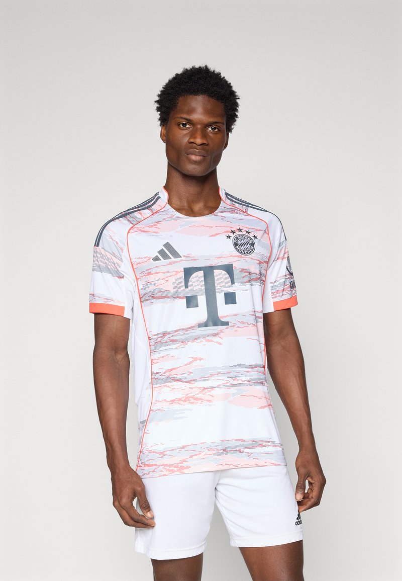Weißes Fußballtrikot mit grauen und pinken abstrakten Mustern, mit rundem Halsauschnitt, Adidas-Logo und Vereinswappen auf der Brust.