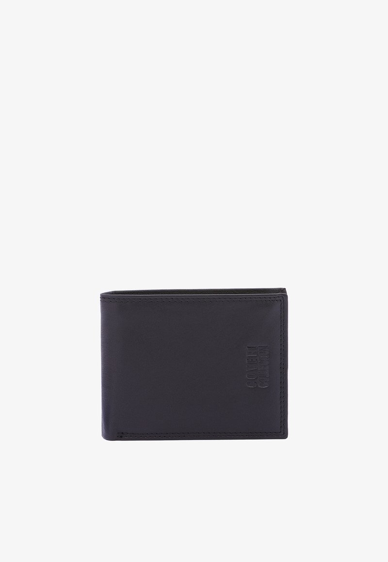 Portafoglio bifold in pelle nera con nome del marchio discretamente impresso in rilievo nell'angolo in basso a destra, mostrato chiuso su uno sfondo bianco.