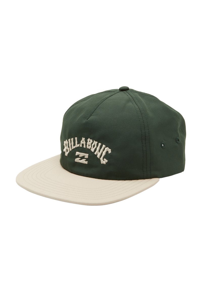 Donkergroene pet met een beige klep. Voorzien van geborduurd "Billabong" logo aan de voorkant. Gemaakt van stof met een gladde textuur.