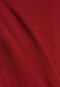 Punainen kirjavakangas, jossa on sileä pinta, esittää tasaisesti vaakasuoria viivoja ja syvää, rikkaita väriä. Sopii erilaisiin vaatekäyttöihin.