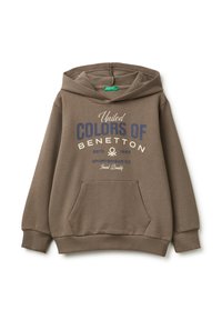 Sudadera con capucha marrón con un bolsillo canguro en la parte delantera, que presenta "United Colors of Benetton" impreso en texto blanco y azul a lo largo del pecho.