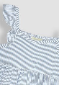 JoJo Maman Bébé GINGHAM FRILL SHOULDER TIERED REGULAR FIT - Denní šaty - blue seersucker stripe