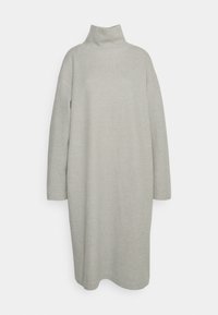 Harmaa turtleneck-mekko, joka on valmistettu pehmeästä kankaasta, rentoa siluettia ja pitkiä hihoja. Ei näkyviä kuvioita tai korostuksia.