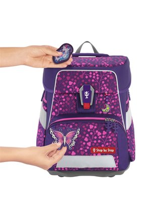 Sac à dos violet avec un motif floral, deux pendentifs amovibles, des accents gris et une poche avant. Dispose d'un mécanisme de fermeture sécurisé.