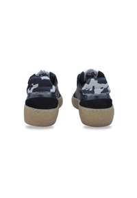 Sneakers w kamuflażu w kolorze czarnym i szarym z teksturowaną gumową podeszwą, wyściełanym kostką i akcentami z lakierowanej skóry. Widok z tyłu prezentuje dwutonowy design.