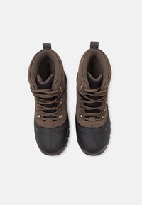 Botas impermeables marrones con un empeine texturizado, suela de goma negra y ojales de metal. Presenta un cuello acolchado y cordones para un ajuste seguro.