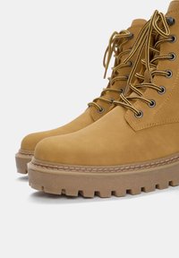 PULL&BEAR Stivaletti stringati - mustard yellow