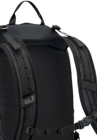 Respaldo acolchado y correas para los hombros de malla negra de una mochila Jack Wolfskin, con correa ajustable para el esternón y asa superior para llevar.