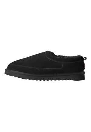 Pantofole slip-on in camoscio nero con suola in gomma texturizzata, punta arrotondata e interno morbido. Dotate di un anello posteriore per facilitare la calzata.