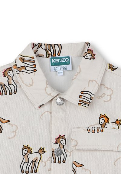 Beige kinderhemd met cartoonpaardprint, knoopsluiting aan de voorkant en Kenzo Kids Exclusieve Editie label op de kraag.