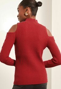 Lipsy REGULAR FIT - COLD SHOULDER CABLE  - Svetr - red