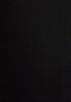 Čierna tkanina s hladkou, matnou textúrou, ktorá zobrazuje pevne tkaný vzor a rovný povrch bez viditeľných ozdôb.