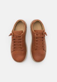 Braune Leder-Sneaker mit abgerundeten Spitzen, strukturiertem Finish und tonalen Schnürsenkeln; mit Markenlogo auf der Zunge. Gummisohlen und minimalistisches Design.